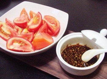 step5: 步驟5完成囉.....用蕃茄沾著薑末醬油糖一起吃即可