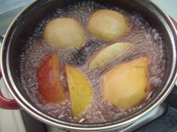 step3: 再放入西洋梨和蘋果中火滾個5~6分鐘