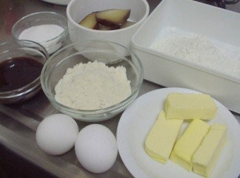 step1: 準備好所需<span class="group_1">材料</span>ˊ無鹽奶油回復室溫狀態ˊ粉類先過篩ˊ 模具刷上少許奶油ˊ灑上少許麵粉以方便脫模ˊ烤箱先以180度c預熱