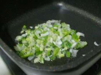 step2: 2.熱鍋後放入油2大匙先爆香蔥末