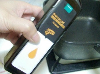 step7: 準備一鍋子ˊ鍋熱後加入鮮榨鮭魚油1大匙