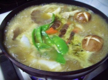 step4: 接著依序加入所有海鮮蔬菜ˊ煮約2分鐘ˊ再加入2大匙椰奶拌勻ˊ 讓口感更溫純即可熄火。