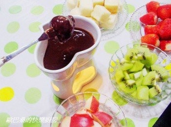step7: 用適合的<span class="group_2">巧克力鍋</span>具盛好<span class="group_2">巧克力鍋</span>醬ˊ點上小蠟燭加溫ˊ 就能享受甜蜜的水果<span class="group_2">巧克力鍋</span>囉~