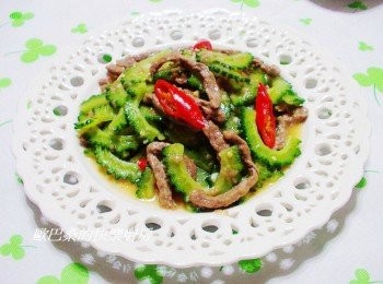 step8: 簡單平實的家常菜ˊ做法輕鬆不困難ˊ 苦瓜拌炒時間沒一定標準ˊ 喜歡口感清脆時間就短一點ˊ偏好軟些時間就長一點 如果喜歡口味再重些ˊ加點辣豆瓣風味也不錯ˊ 喜歡的ˊ試著做做看。