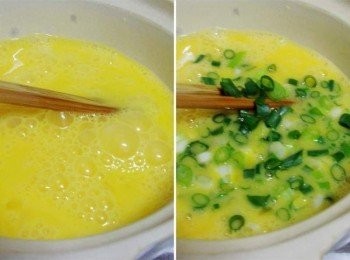 step2: 雞蛋打散加入一部分蔥花拌勻