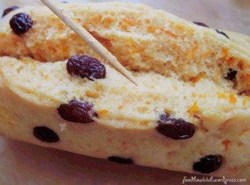 step4: 利用牙签往蛋糕的中心插，取出是干净的，那蛋糕就已经蒸熟了～