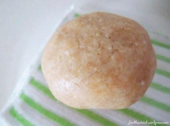 step2: 最后，将混合好的湿性液体倒入面粉里，拌匀成面团即可。