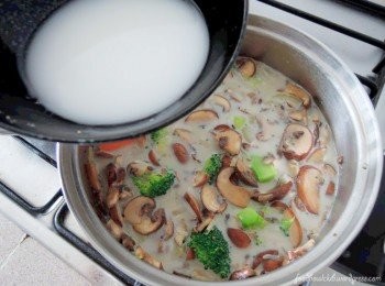 step4: 加入两至三汤匙的玉米粉混合液体勾芡汤底。当所有的<span class="group_1">食材</span>煮熟后，加入适量的黑胡椒粉，盐巴，撒一些香菜片做调味就可以趁热上桌了。