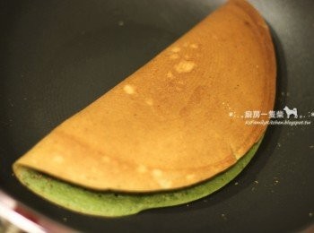 step8: 至底部變成咖啡色、灑上的糖開始融化，小心將餅皮對折，兩面各續煎約1分鐘。