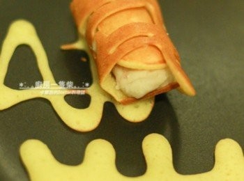 step9: <span class="group_2">銅鑼燒餅皮</span>捲好後略煎至定型即可起鍋，繼續煎剩下的麵糊。