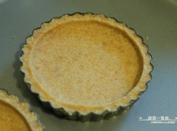 step3: <span class="group_1">塔皮</span>利用平底容器(我使用玻璃量杯)確實將餅乾碎靠著塔盤壓緊。