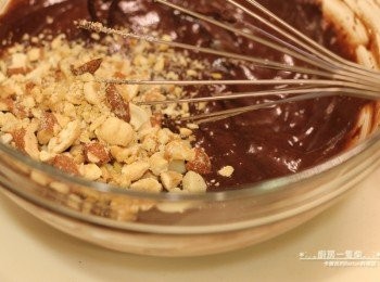 step8: [<span class="group_1">巧克力蛋糕</span> ]:依序加入沙拉油、敲碎的堅果混合。