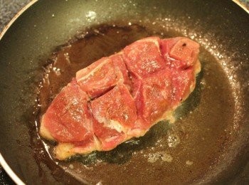 step2: 取平底鍋, 乾鍋不加油, 鴨皮向下, 中火慢慢煎至表面金黃