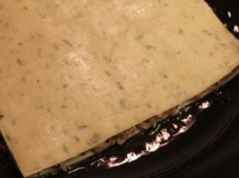 step3: 在小煎鍋裡, 放1小匙油, 將煎餅用中火煎