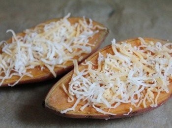 step2: 熟地瓜表面撲滿起司絲入烤箱, 烤到起司融化, 在灑上海苔粉即完成