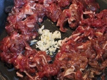 step1: 牛肉片與醃醬醃10分鐘入味. 下油鍋與蒜末炒熟 (** 牛肉片可用豬肉或雞肉片代替)