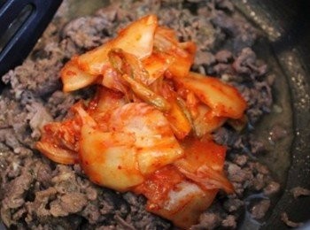 step2: 再拌入泡菜炒香 (** 泡菜的份量也可以隨個人喜好加減)