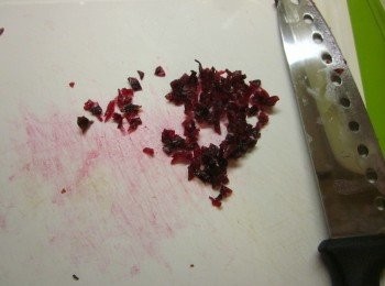 step2: 烤箱預熱170 度.模型襯紙, 台東洛神花,葡萄乾切碎