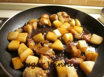 step3: 紅蔥頭及蒜頭碎放油爆香到金黃色撈起,原鍋加入胛心肉塊煎香再放白蘿蔔塊,醬油和米酒沿鍋淋嗆鍋,放入冰糖1小匙稍炒