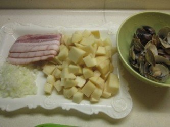 step1: 電鍋用一杯量米杯的水蒸蛤蜊備用,蛤蜊高湯勿倒掉
