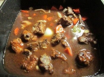 step6: 加入原來的醃料及醃醬煮滾後蓋鍋蓋轉小火燉煮1小時或肉熟軟即可