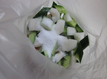 step3: 將小黃瓜丁.白蘿蔔丁.紅蘿蔔丁放入袋子,加塩稍搓揉,待出水後洗掉塩瀝乾