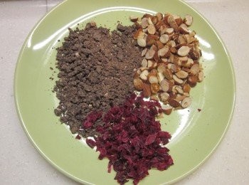 step5: 杏仁果切碎和其他<span class="group_1">食材</span>備用