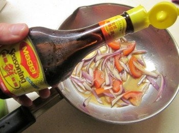 step3: 將<span class="group_2">醬汁</span>和<span class="group_3">辛香料</span>.洋蔥絲及蕃茄片用手略抓至入味