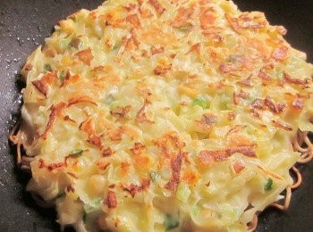 step8: 煎到兩面呈金黃色盛出依序擠上中濃醬-美乃滋,灑上海苔粉,也可灑七味辣椒粉增添香氣