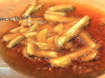 step3: 在乾燥的少炒鍋內倒進麻油 麻油先燒熱，再倒入薑片拌炒出味