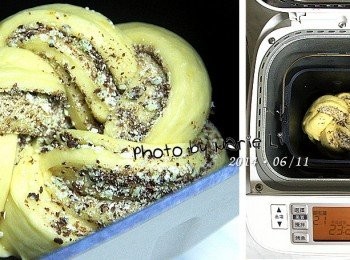 step7: ※ 記得將裡面的攪拌葉片取出來

最後將麻花頭尾相接繞成一個圈
以上、下堆疊的方式將兩個麵糰放進容器中

(Panasonic SD-BMS105T Mode21 發酵模式)

設定麵包機在 Mode21 《發酵模式》
讓麵糰在裡面進行最後發酵
大約需要一個鐘頭的時間
或者麵糰發酵至容器的八分高即可