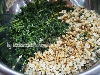 step1: 馬蘭頭洗淨灼熟，搾去水份，切碎，豆腐乾汆水，切細粒，再用鹽，糖，生抽，麻油拌勻即可