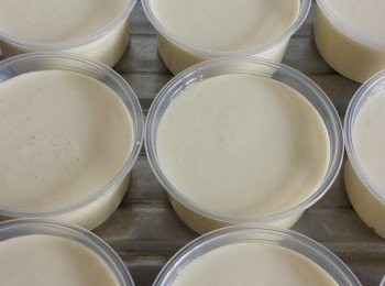 step5: 將榴槤奶倒入杯，放入雪櫃雪至凝固。