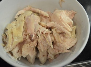 step1: 煲完湯剩下來的雞肉渣會比較軟身，所以稍微用手就能搗碎。