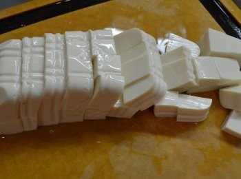 step1: 將豆腐切小塊（但不要切太小，約1.5cm方塊，煮時才不會弄碎）。