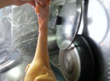 step2: 將雞分3次浸入滾水約10秒提起(作用是待雞內血水流走)