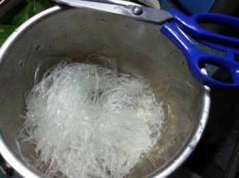 step4: 粉絲略為浸軟身,剪成段,青紅椒切細件備用