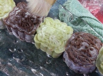 step18: 掃走多餘糯米粉粒.放入盒內舖上一張廚房紙於面上,(作用是吸走濕氣)放入冰箱雪凍即可