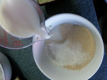 step5: 將糖.酵母用牛奶拌勻