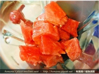 step3: 將原味微甜口味的黑木耳養生露，直接倒入至果汁機中。