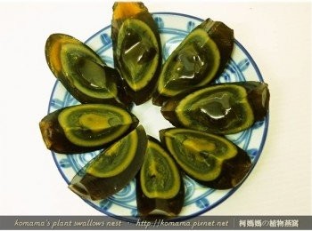 step1: 皮蛋去殼後，用刀子分切成片狀，並擺放於盤子上。