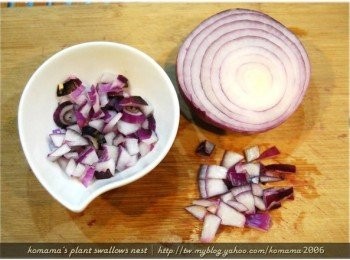 step5: 洋蔥去皮後，先用冰水陸續冰鎮一小時，消除些許嗆辣味後，再逐一切成小塊狀。