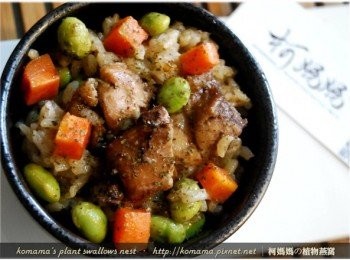 step7: 黑木耳雞肉蒸飯僅將黑木耳養生露取代生水來蒸煮米飯，除讓成品視覺呈現上較為鮮艷、可口之外，吃起來也特別滑Q與鬆軟！