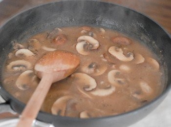 step3: 下牛/雞湯，鹽及黑胡椒粉，煮沸後，轉小火煮5分鐘。最後下磨菇拌勻，再煮兩分鐘至醬汁濃稠即成