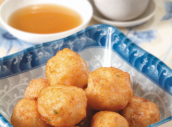 step9: 三杯炸油燒至七成熱, 用慢火慢慢把蝦棗炸至金黃取出瀝油, 吃時拌以潮州桔油。