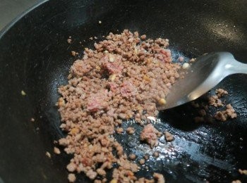 step3: 起鍋小火爆香蒜頭.絞肉下鍋拌炒.少許醬油.糖調味