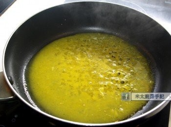 step5: 把<span class="group_3">汁料</span>放入平底鍋中煮滾。