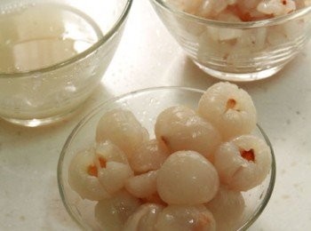 step1: 枝洗淨去皮去籽，保留幾顆完整果肉其餘切碎。