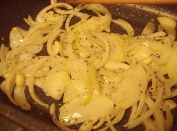 step4: 4.然後放入1大匙黑胡椒略為拌炒