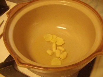 step2: 準備一砂鍋或陶鍋，鍋底放少許的油，炒香薑蒜